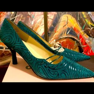 Women’s turquoise kitten heel shoes size 10.